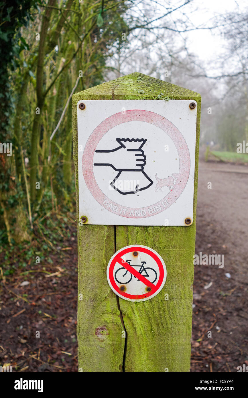 A sign on a wooden post saying 'bag it and bin it' regarding dog waste, England, UK Stock Photo