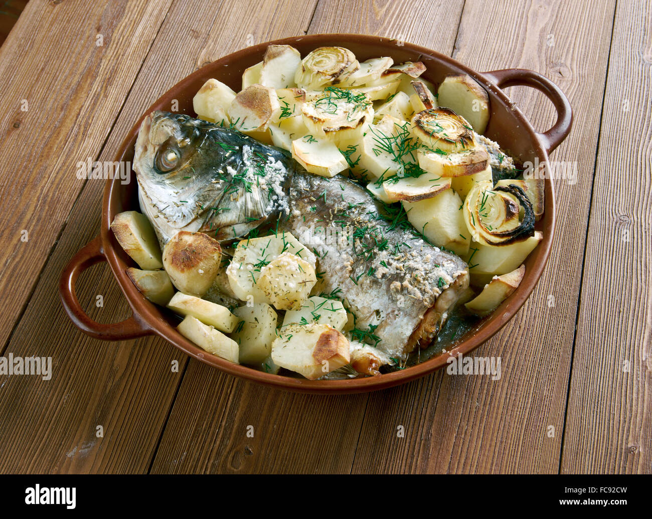 Psari sto fourno Stock Photo - Alamy