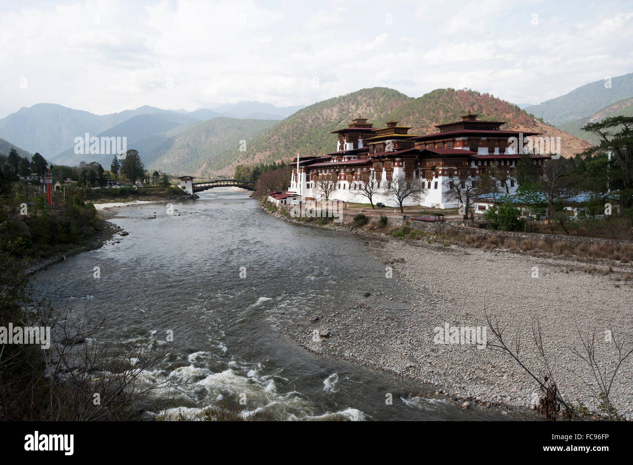 Punakha dzong, old capital of Bhutan, at the confluence of the Pho chu (Father) and Mo Chu (Mother) rivers, Punakha, Bhutan Stock Photo
