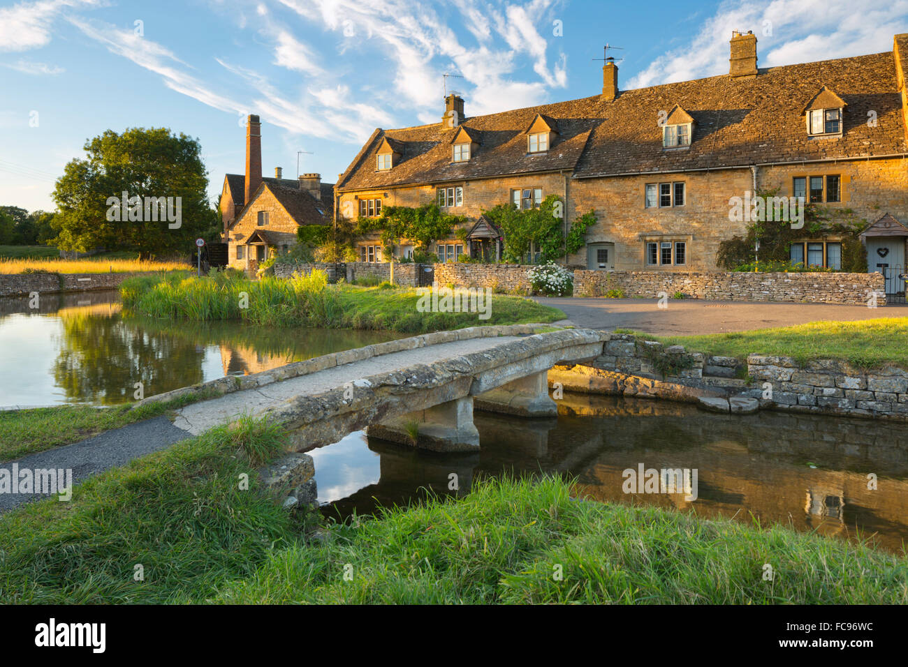 Stone bridge and cotswold cottages on River Eye, Lower Slaughter, Cotswolds, Gloucestershire, England, United Kingdom, Europe Stock Photo