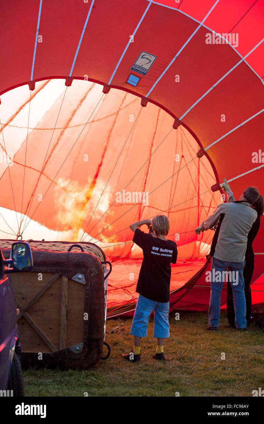 DEU, Germany, Sauerland region, Warstein, international balloon festival in Warstein, heating-up the balloon [the balloon festiv Stock Photo