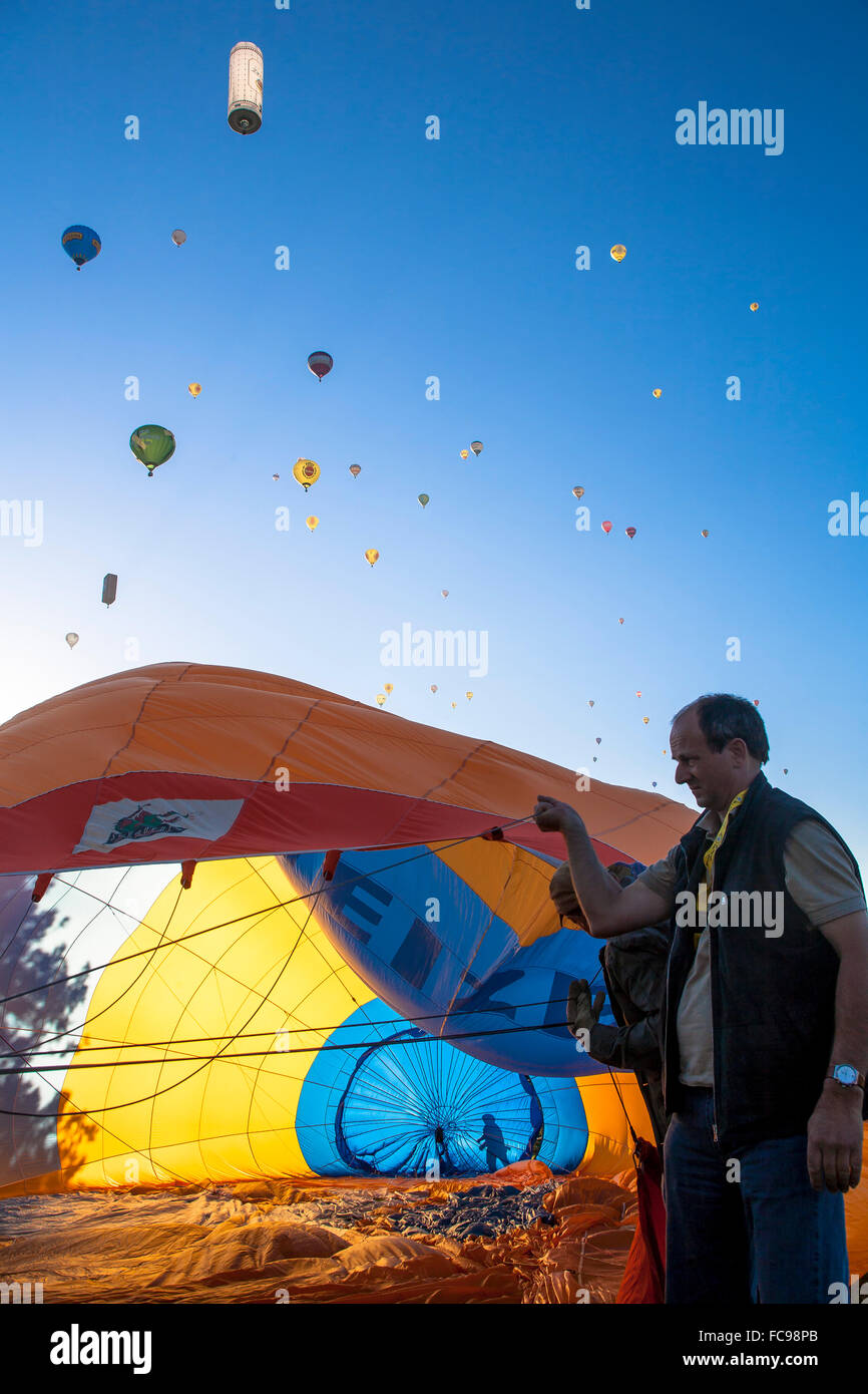 DEU, Germany, Sauerland region, Warstein, international balloon festival in Warstein, heating-up the balloon [the balloon festiv Stock Photo
