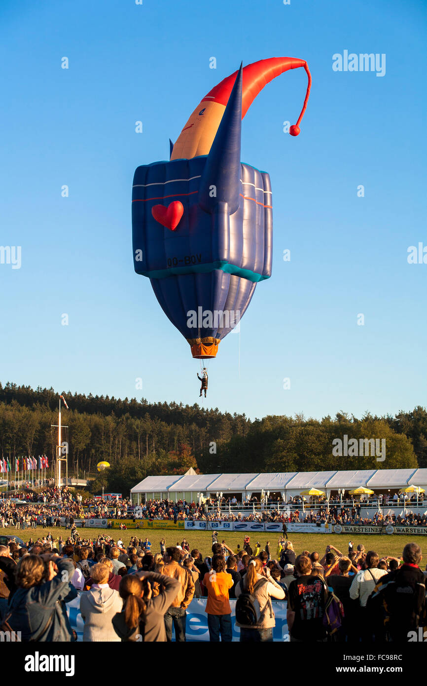 DEU, Germany, Sauerland region, Warstein, international balloon festival in Warstein, special shape, the pilot hangs without a c Stock Photo