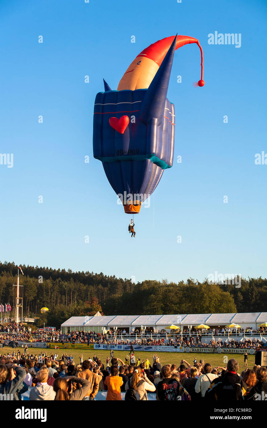 DEU, Germany, Sauerland region, Warstein, international balloon festival in Warstein, special shape, the pilot hangs without a c Stock Photo