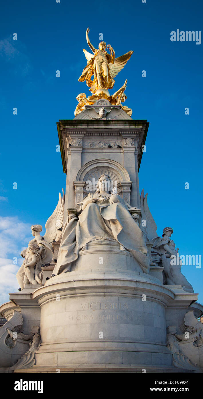 Queen Victoria monument in Central London Stock Photo Alamy