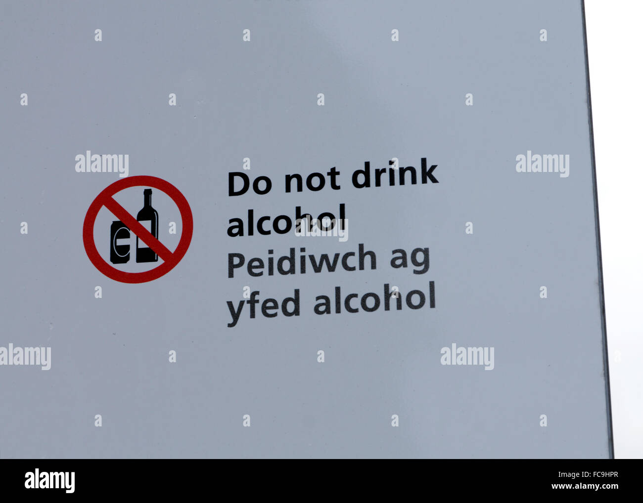 Do not drink alcohol sign in English and Welsh, Barry Island, South Wales, UK. Stock Photo