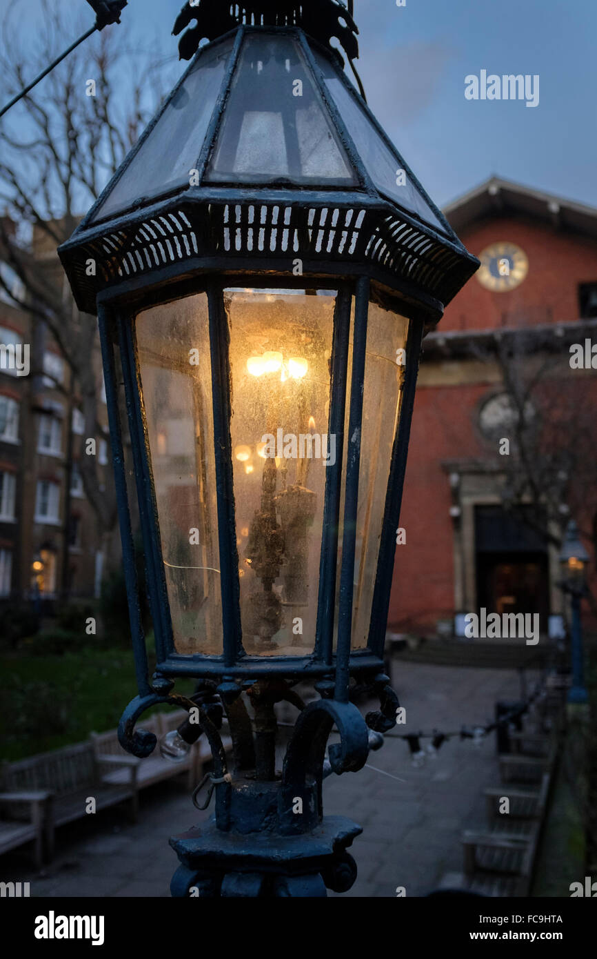 Gaslight in churchyard of St Paul's Church, Covent Garden, London Stock Photo