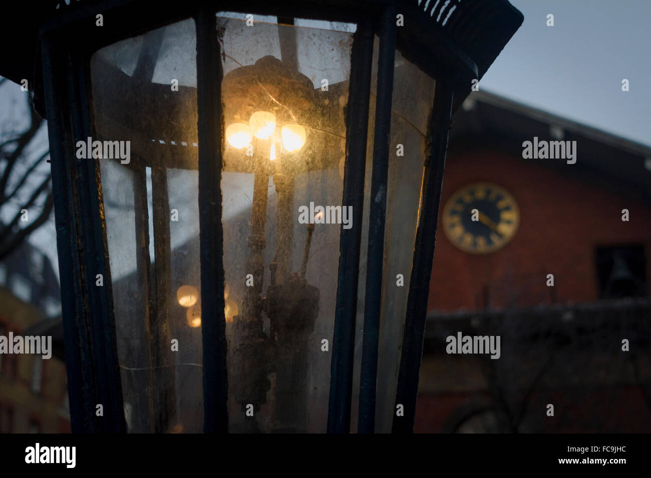 Gaslight in churchyard of St Paul's Church, Covent Garden, London Stock Photo