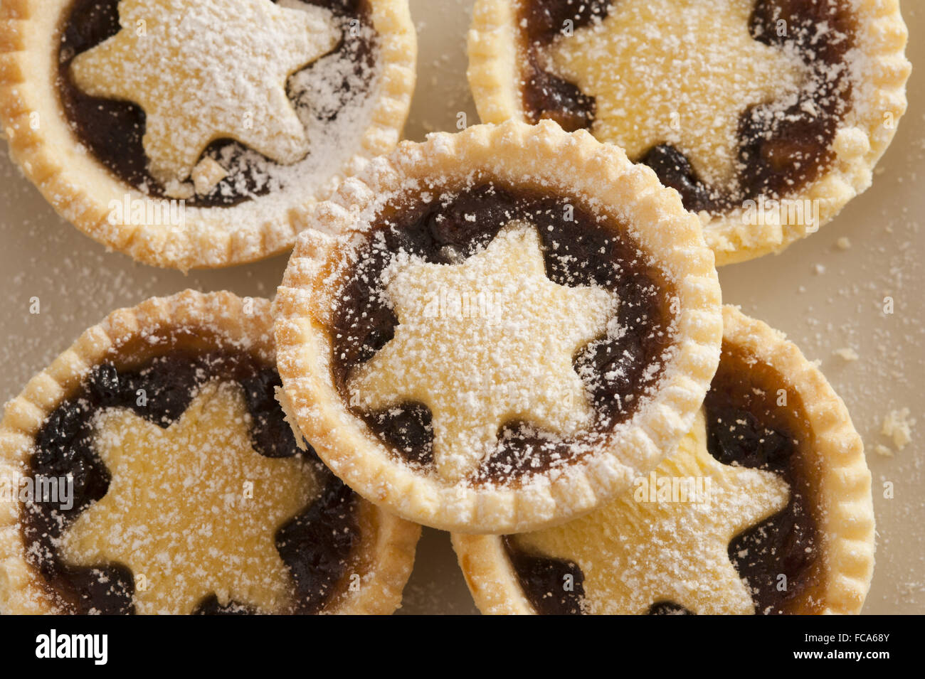 Mince pies with stars hi-res stock photography and images - Alamy