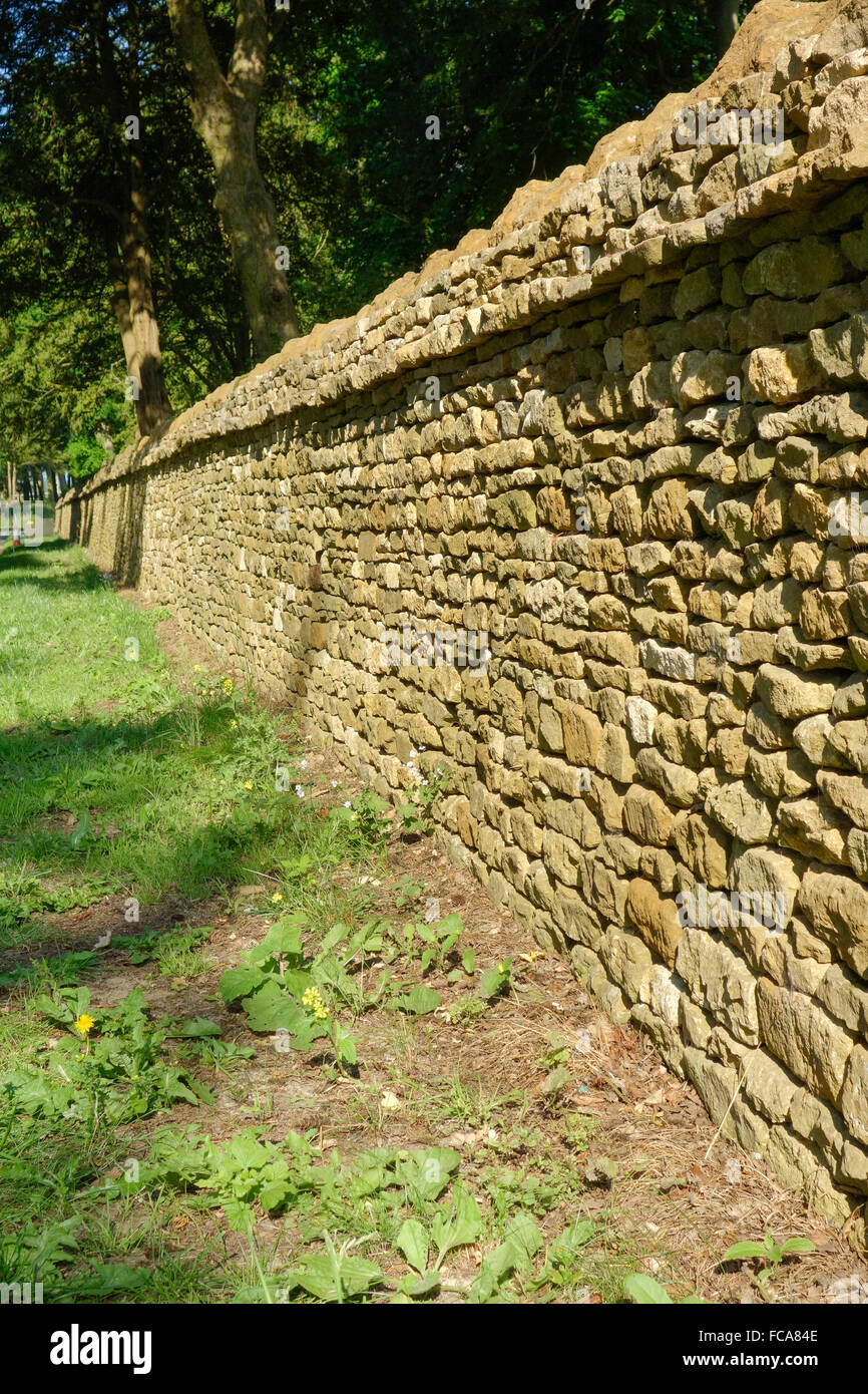 England, Oxfordshire, Great Tew, Cotswold dry stone wall. Stock Photo