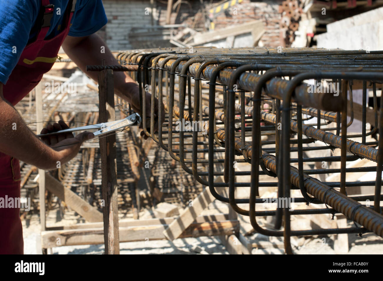 Construction worker ties reinforcing steel Stock Photo Alamy