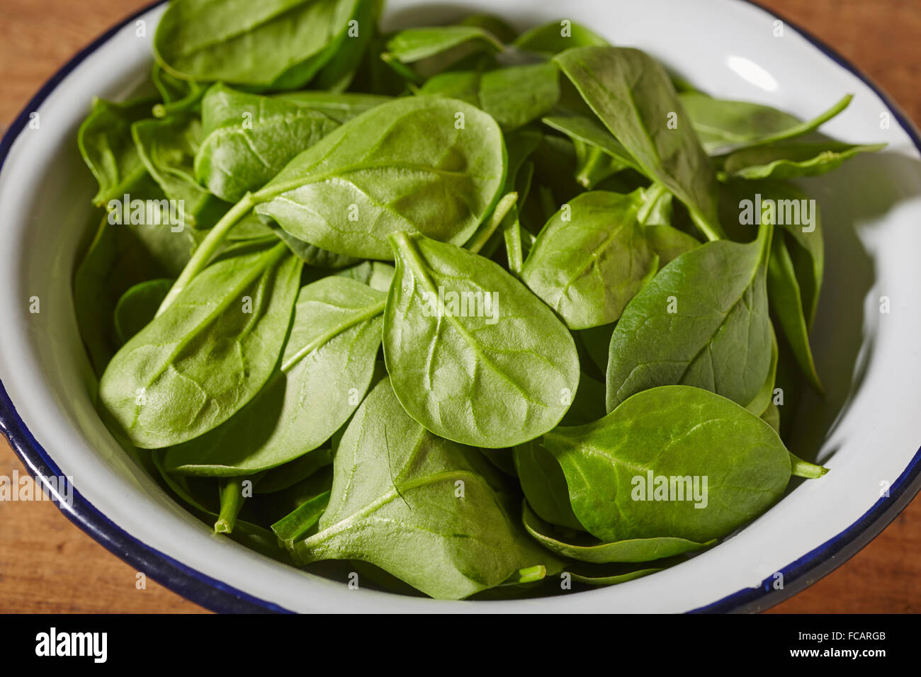 raw fresh baby spinach leaves Stock Photo - Alamy