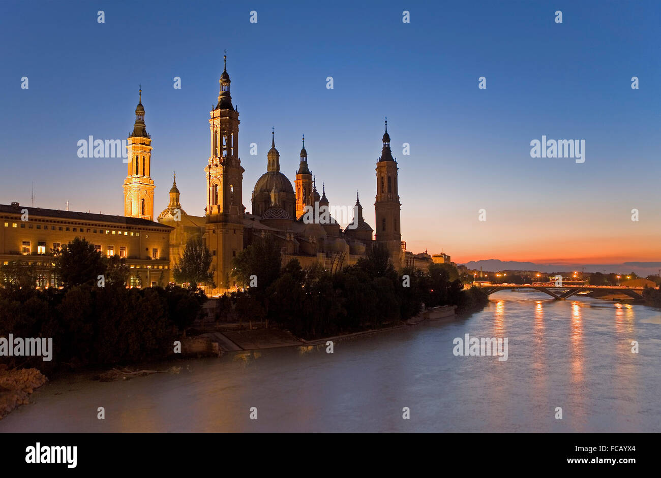 Zaragoza, Aragón, Spain:  Basilica of Nuestra Señora del Pilar and Ebro river Stock Photo