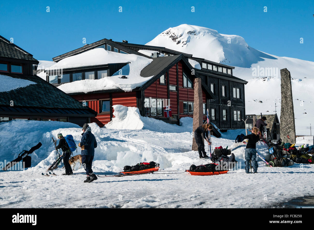 train-station-finse-railway-oslo-bergen-tourists-on-ski-mountain