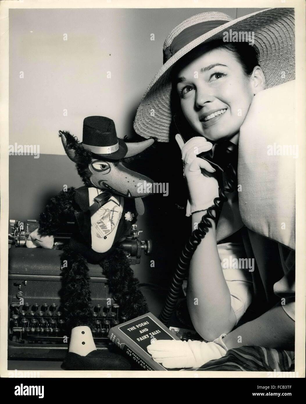 1959 - Bing Crosby's Wife. Lovely Screen Kathryn Grant makes the inevitable last minute call prior to her departure aboard TWA's Jetstream. Miss Grant recently completed a key role in Columbia's ''The Brothers Rico''. Kathy departed for Spain where some location shots are to be filmed for ''The 7th. Voyage of Sinbad' © Keystone Pictures USA/ZUMAPRESS.com/Alamy Live News Stock Photo