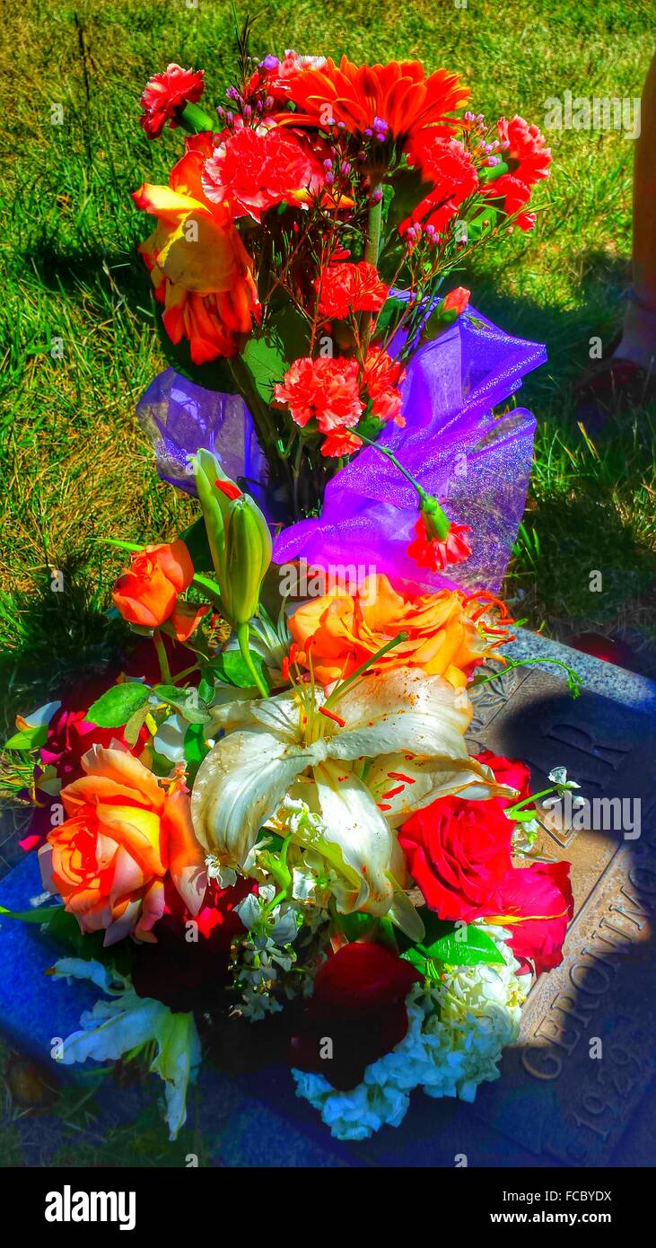 Flowers on grave hires stock photography and images Alamy