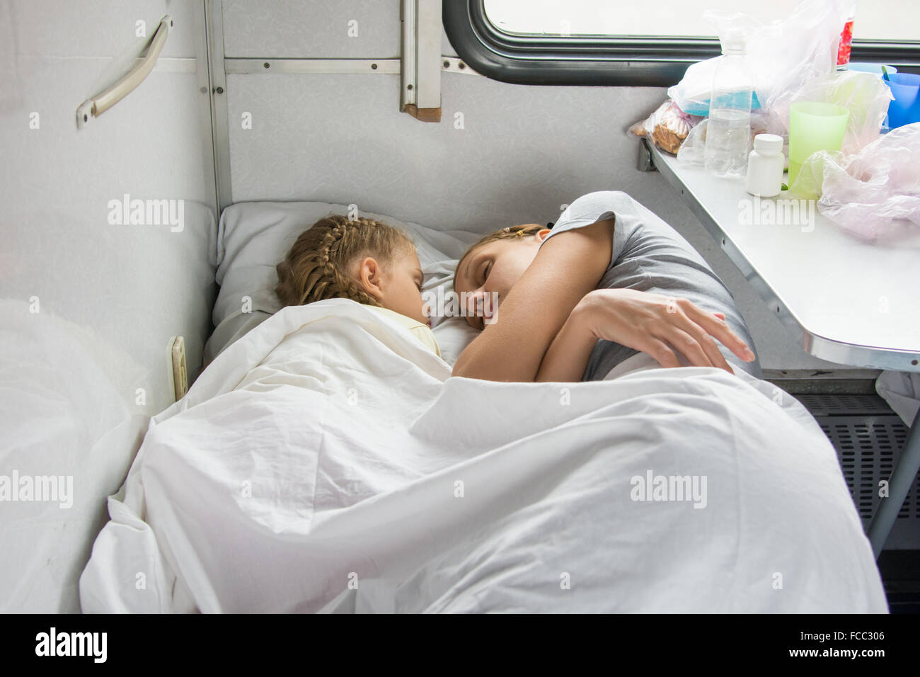 Девушка с ребенком поезде