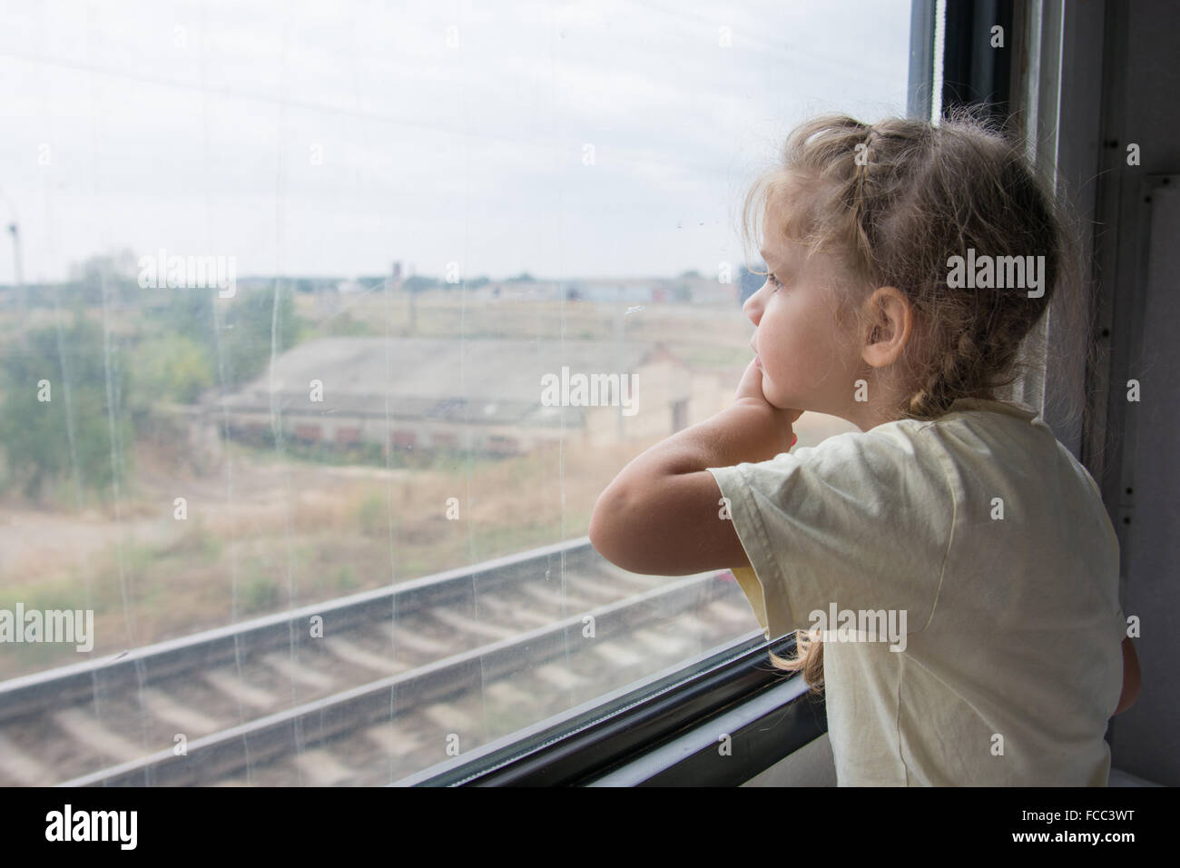 Ребенок едет на поезде с бабушкой. Поезда для детей. Девочки в поезде. Дети в окне поезда. Ребенок у окна.