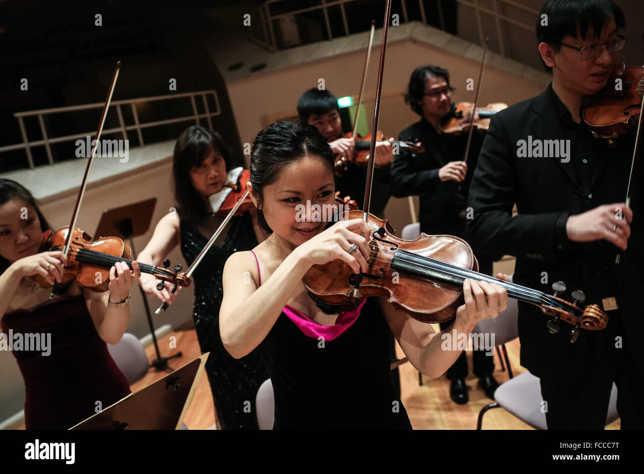 Berlin, Germany. 21st Jan, 2016. Members of the European-Chinese Festival Orchestra perform during a rehearsal prior to a concert at Berlin Philharmonie in Berlin, Germany, on Jan. 21, 2016. The European-Chinese Festival Orchestra, consisting of outstanding overseas Chinese musicians, made its debut at Berlin Philharmonie here on Thursday. The two-hour concert attracted nearly 1,000 Chinese and foreign audiences. © Zhang Fan/Xinhua/Alamy Live News Stock Photo