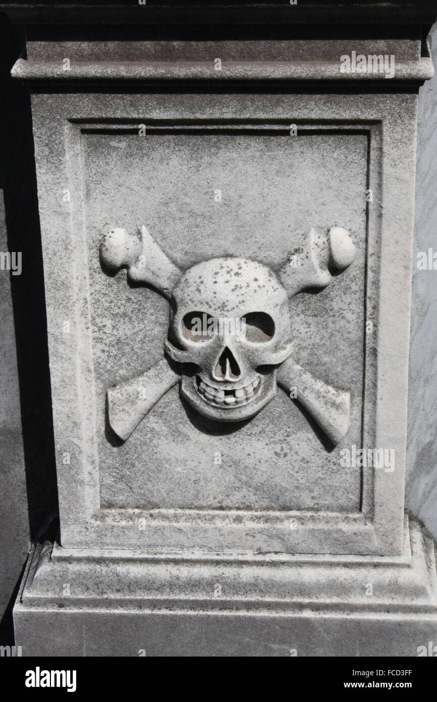 Skull crossbones carved on stone hires stock photography and images Alamy