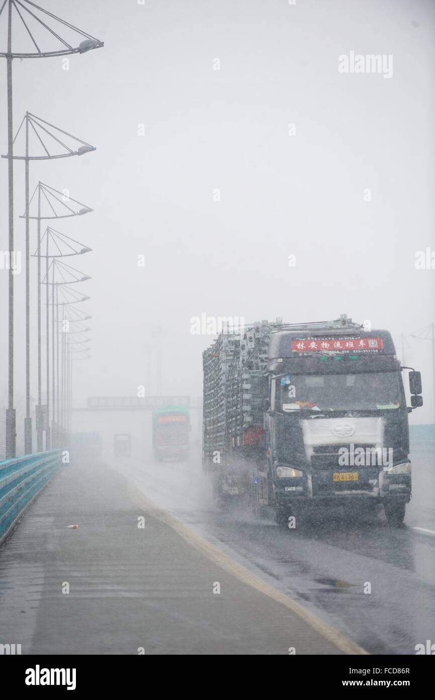 Jiujiang, China's Jiangxi Province. 22nd Jan, 2016. Vehicles run on the Jiujiang Yangtze River Highway Bridge in Jiujiang City, east China's Jiangxi Province, Jan. 22, 2016. A large part of Jiangxi was hit by snowstorms on Friday. It's coldest weather since 1992 is expected from Jan. 23 to 26. Credit:  Hu Chenhuan/Xinhua/Alamy Live News Stock Photo