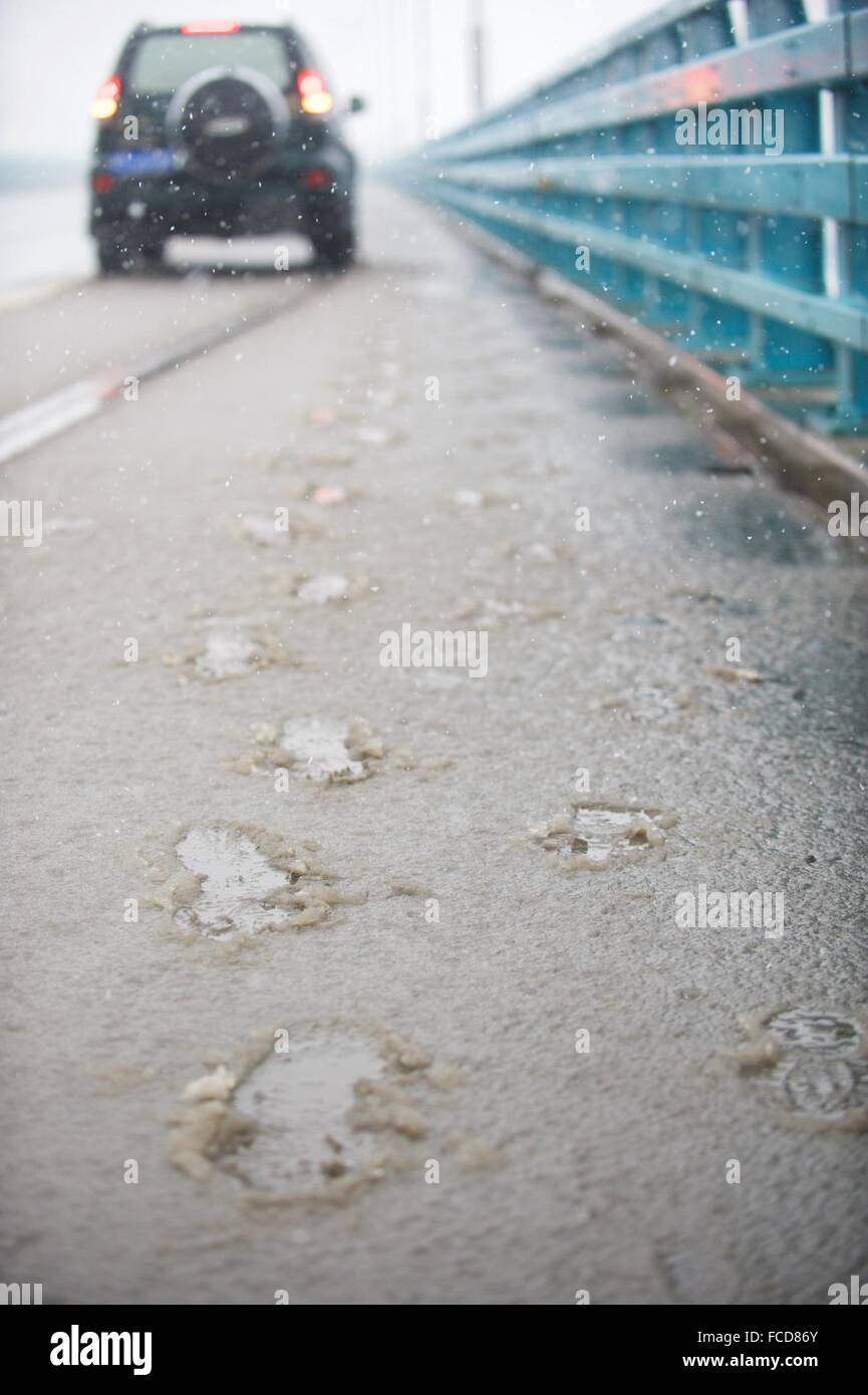 Jiujiang, China's Jiangxi Province. 22nd Jan, 2016. Black ice is seen on the Jiujiang Yangtze River Highway Bridge in Jiujiang City, east China's Jiangxi Province, Jan. 22, 2016. A large part of Jiangxi was hit by snowstorms on Friday. It's coldest weather since 1992 is expected from Jan. 23 to 26. (Xinhua/Hu Chenhuan) (wf) Credit:  Hu Chenhuan/Xinhua/Alamy Live News Stock Photo