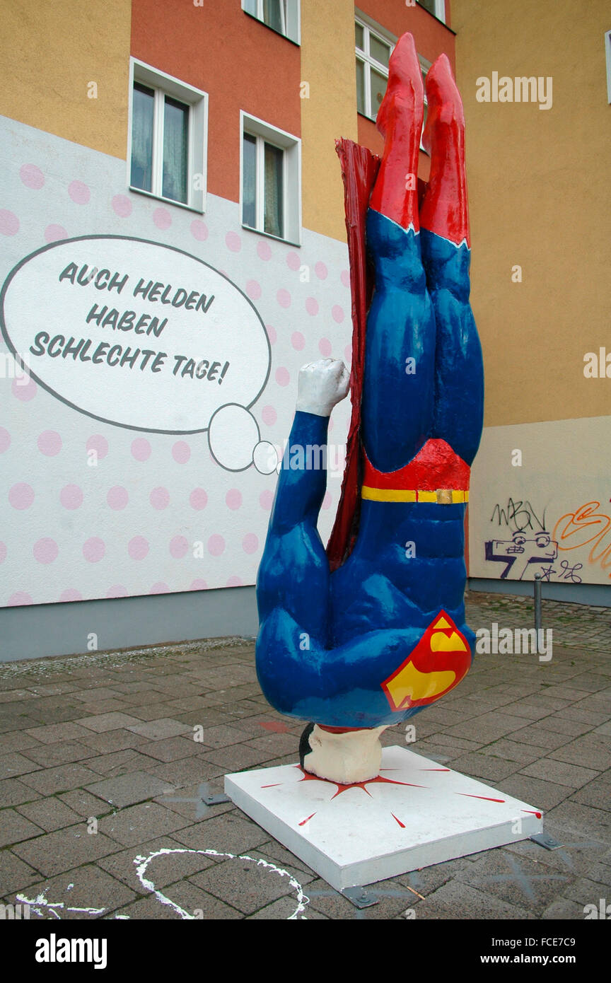 ein abgestuerzter Superman, Kunstinstallation, Kastanienallee, Berlin-Mitte. Stock Photo