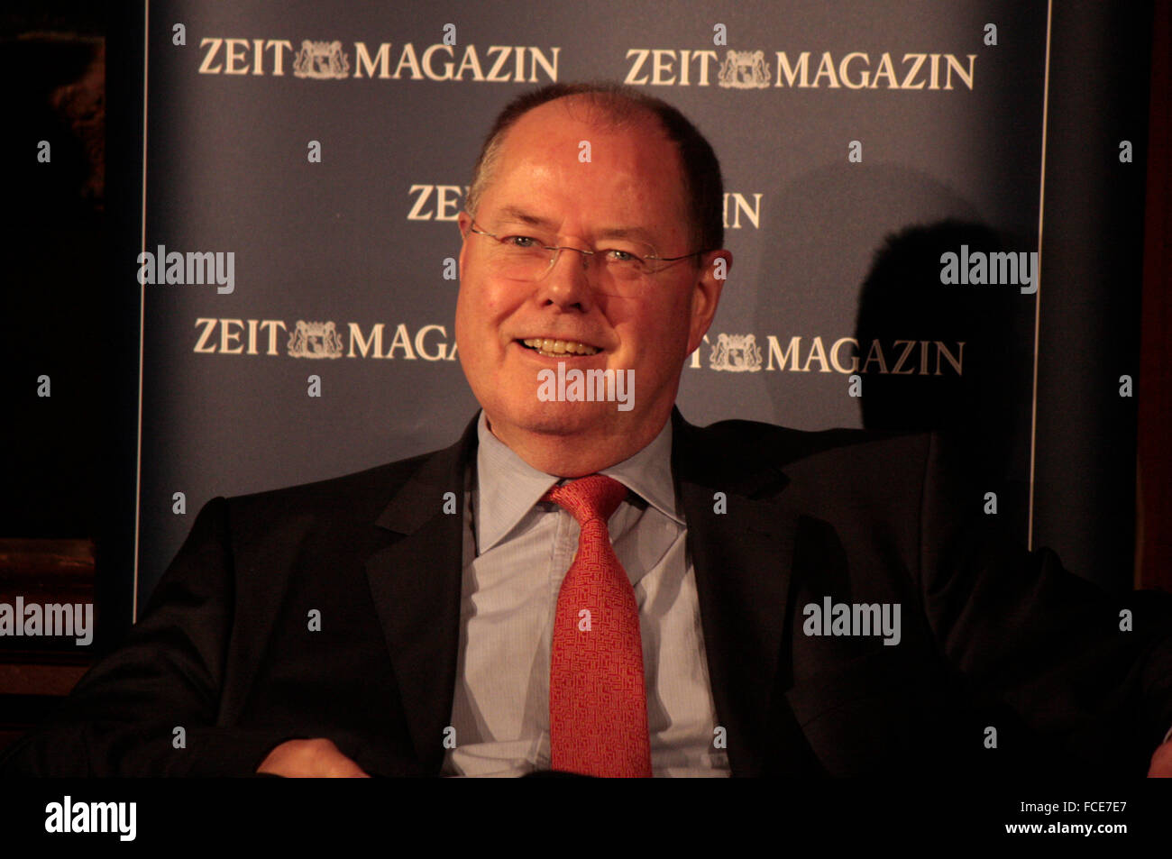 Peer Steinbrueck - Veranstaltung '99 Fragen live: Moritz von Uslar spricht Peer Steinbrueck' (veranstaltet vom Zeit Magazin), Cl Stock Photo