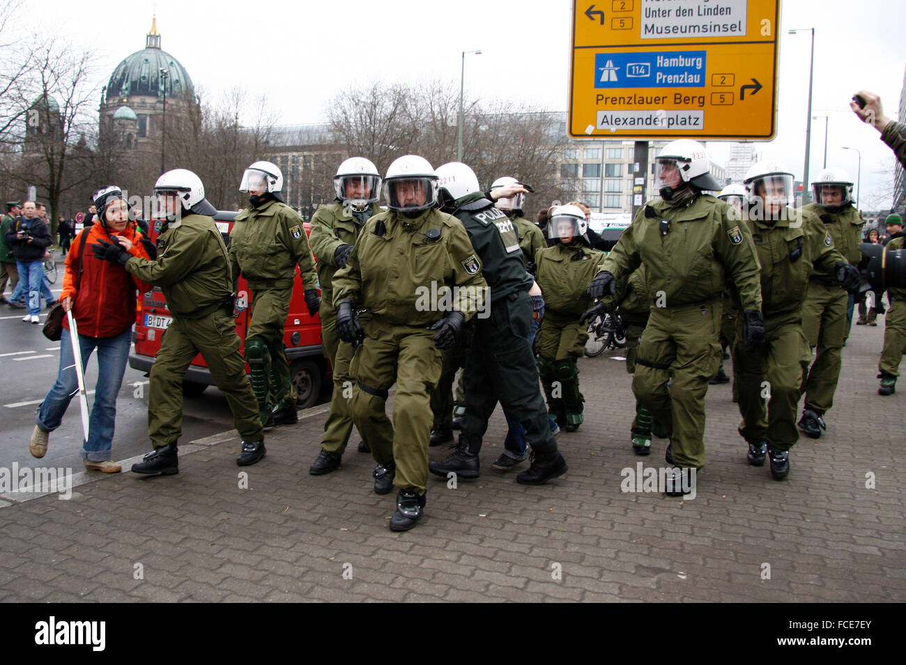 Polizisten nehmen einen Demonstranten fest - Impressionen von der Demonstration 'Wir zahlen nicht fuer Eure Krise', 28. Maerz 20 Stock Photo