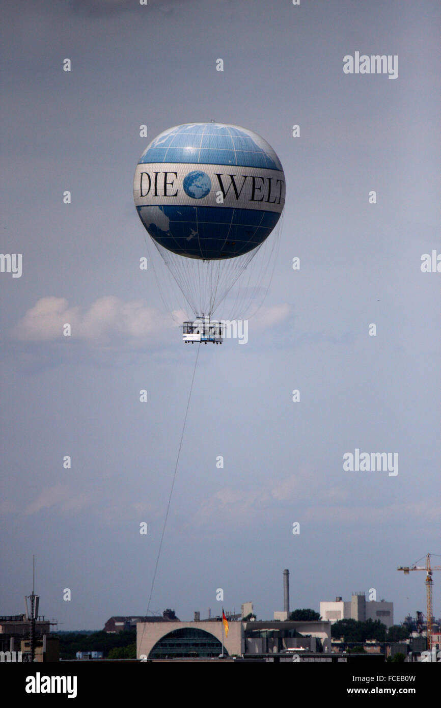 Luftbild: Heissluftballon mit Werbung fuer die Tageszeitung 'Die Welt', Berlin-Kreuzberg. Stock Photo