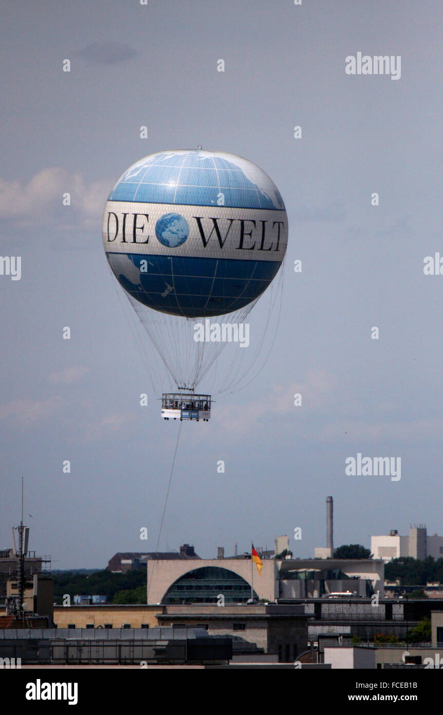 Luftbild: Heissluftballon mit Werbung fuer die Tageszeitung 'Die Welt', Berlin-Kreuzberg. Stock Photo