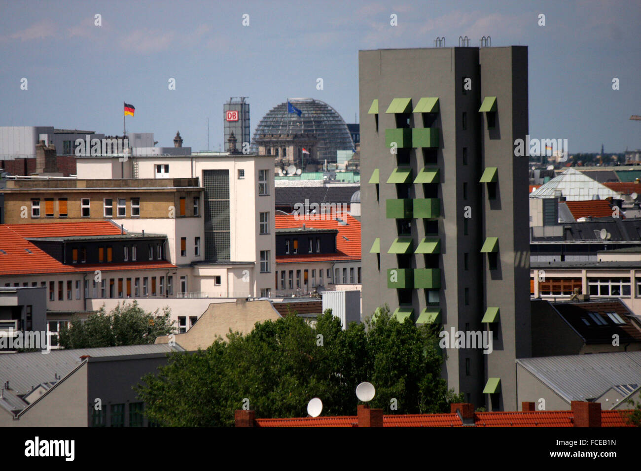Luftbild: im Vordergrund das Wohnhochhaus 'Kreuzberg Tower' (von John Hejduk), im Hintergrund die Kuppel des Reichstages, Berlin Stock Photo