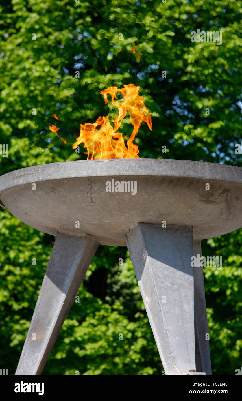 Feuer am Vertriebenen Denkmal am Theodor Heuss-Platz, Berlin-Charlottenburg. Stock Photo