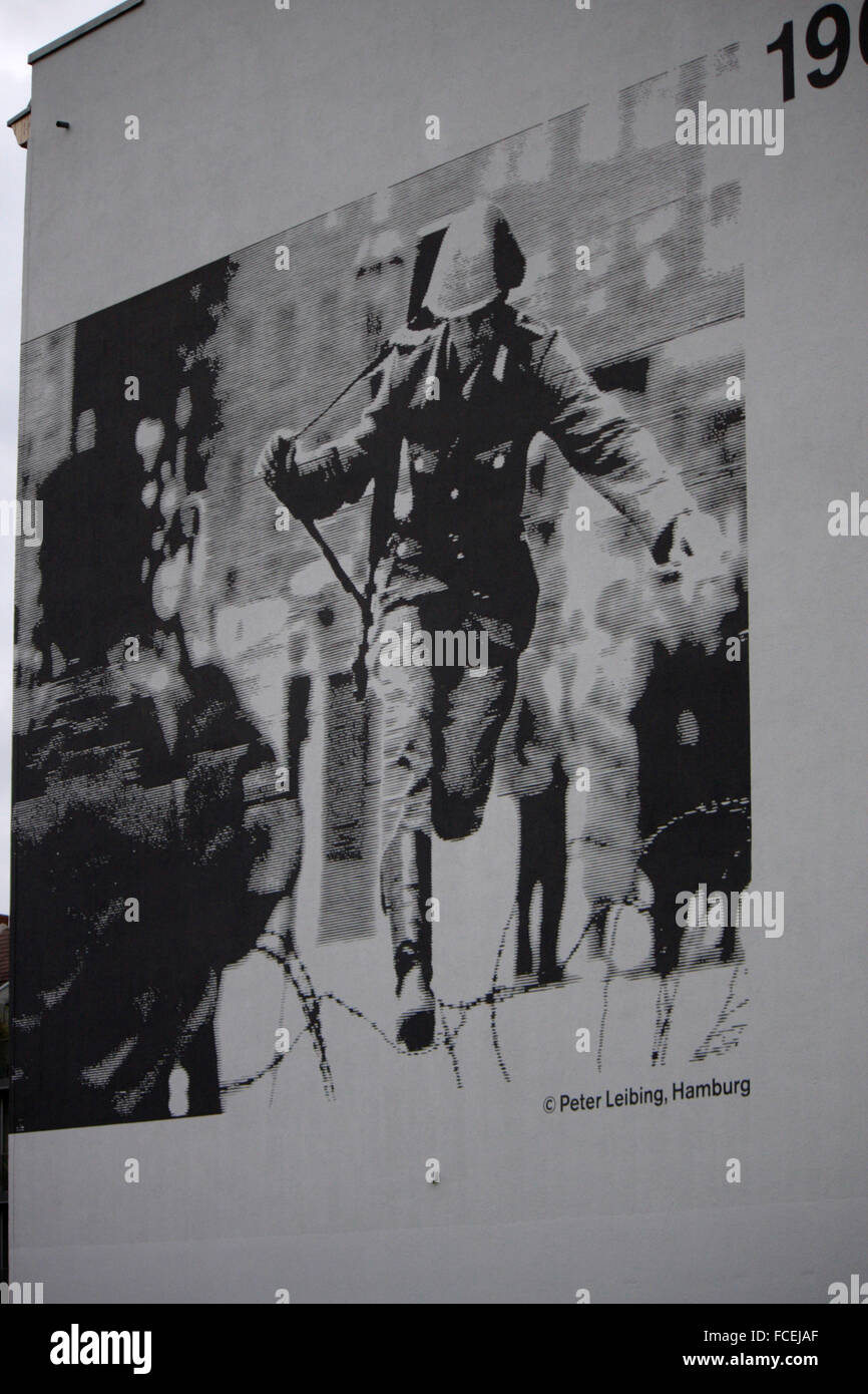 Bilder von der Berliner Mauer an Hausfassaden an der Bernauer Strasse, Berlin-Mitte. Stock Photo