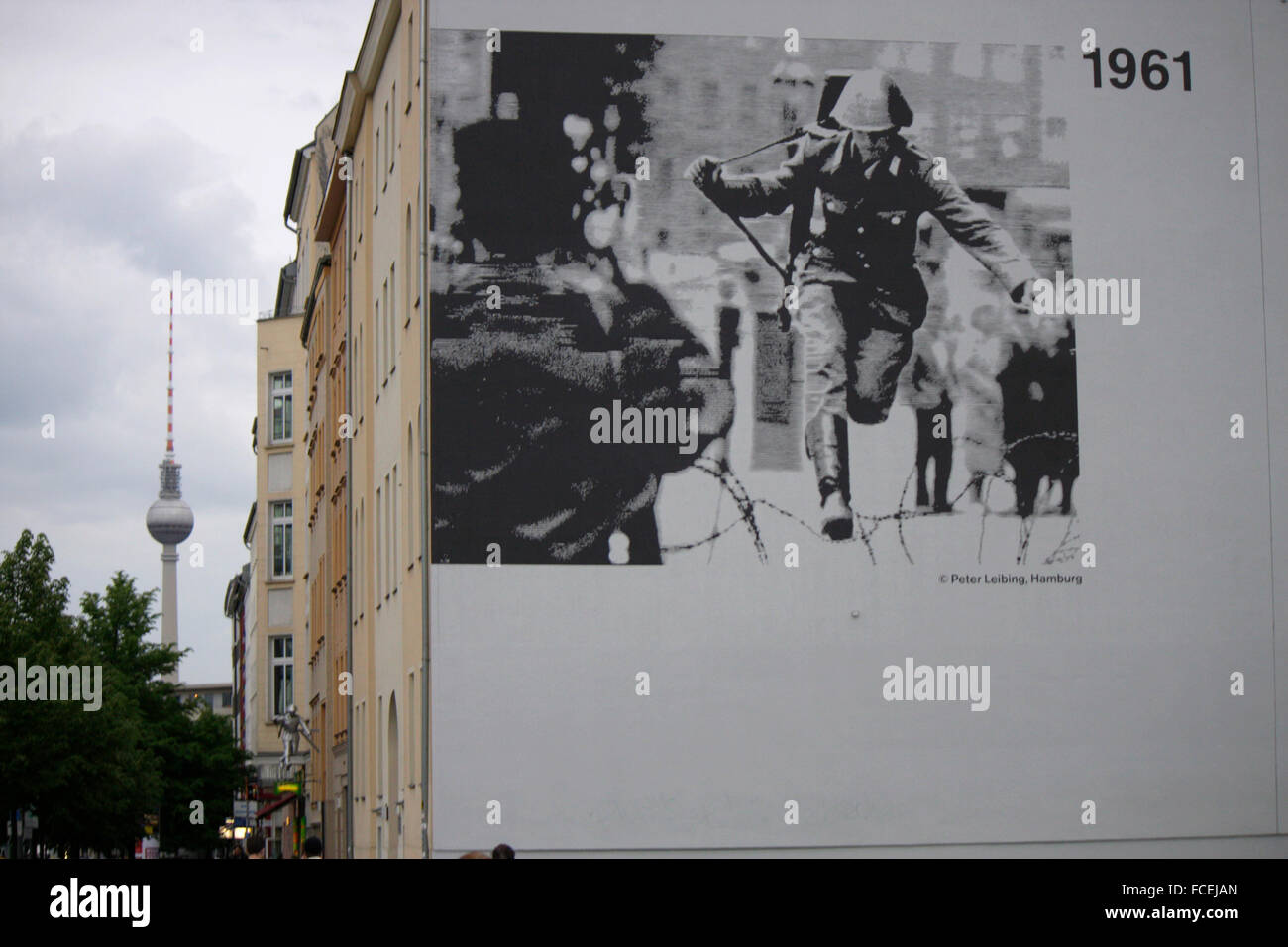 Bilder von der Berliner Mauer an Hausfassaden an der Bernauer Strasse, Berlin-Mitte. Stock Photo