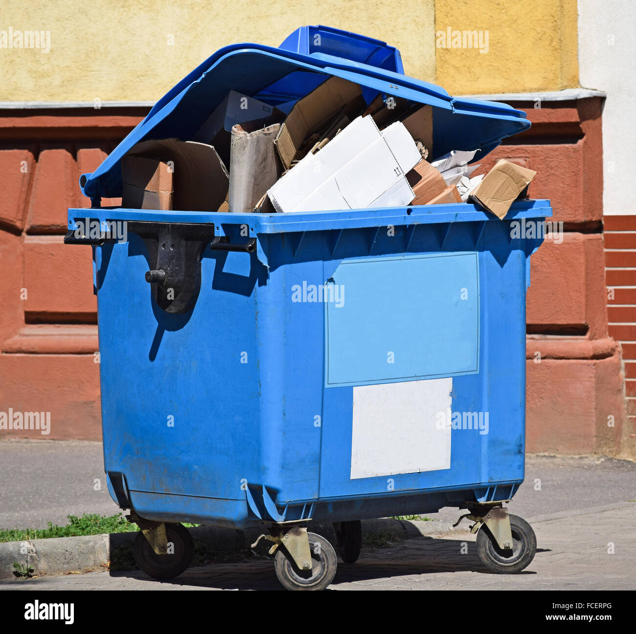 Large garbage can hi-res stock photography and images - Alamy