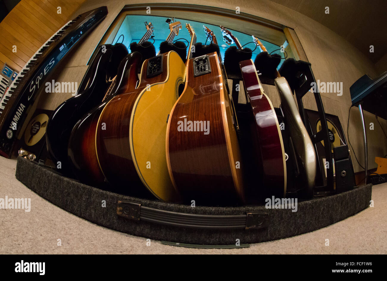 Page 2 Yamaha Guitar High Resolution Stock Photography And Images Alamy