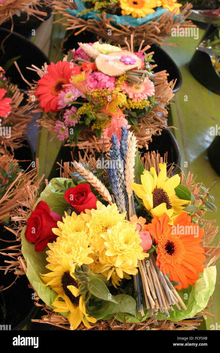 flowers, market, daisy, mum, rose, roses, mums, bouquet Stock Photo Alamy