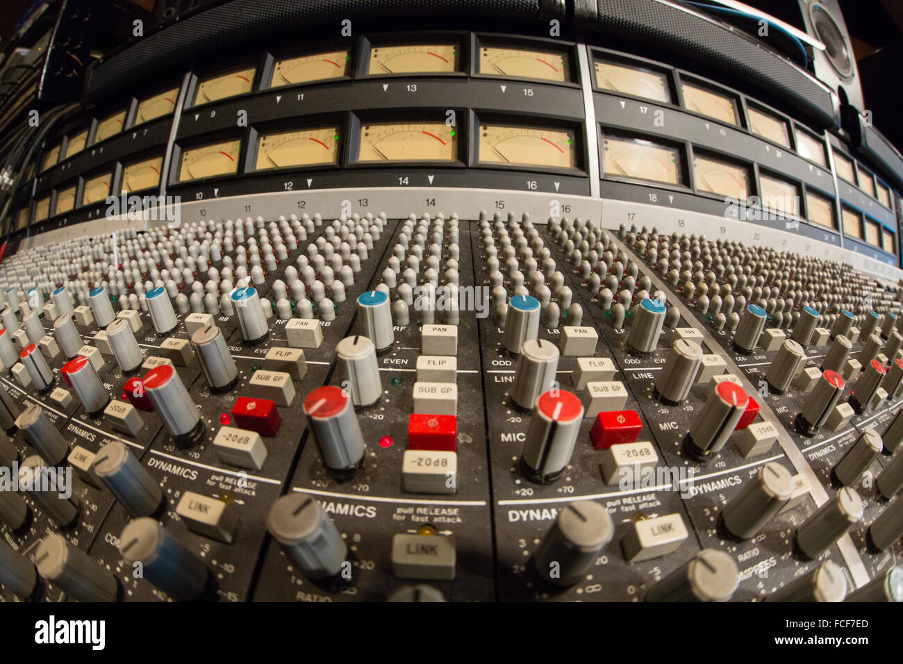 Ssl console hi-res stock photography and images - Alamy