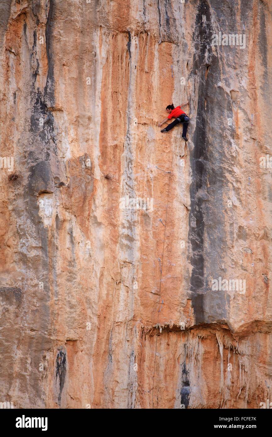 Practice climbing in the Straits of Chulilla. Natural Park Alto Turia