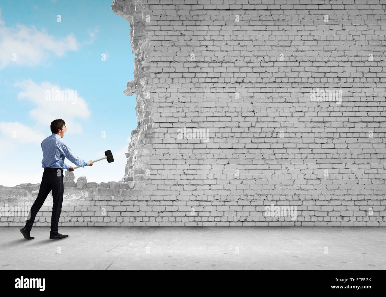 человек ломает стену. песня стены ломали. разрушенная стена. разбитая стена. стена долина текст.