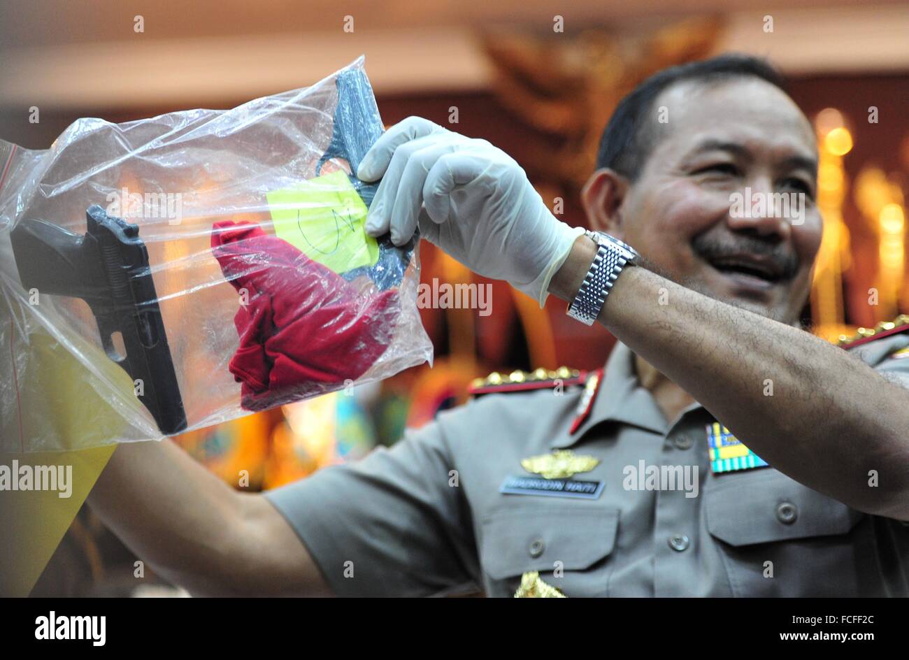 Jakarta, Indonesia. 22nd Jan, 2016. Indonesian National Police Chief General Badrodin Haiti shows a plastic bag containing guns used by militants in the Jan. 14 attack during a press conference at the national police headquarters in Jakarta, Indonesia, Jan. 22, 2016. Credit:  Zulkarnain/Xinhua/Alamy Live News Stock Photo