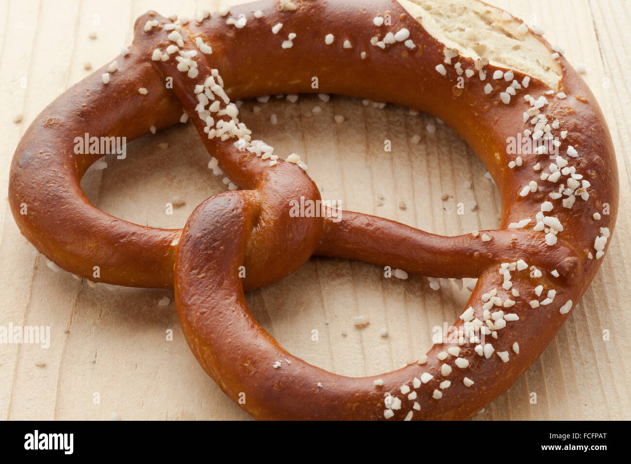 Single fresh soft pretzel with salt Stock Photo Alamy
