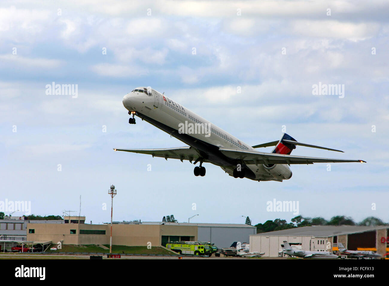 McDonnell Douglas MD-80/90 commercial jet passenger plane of Delta Air Lines leaves Sarasota airport bound for ATL Atlanta Stock Photo
