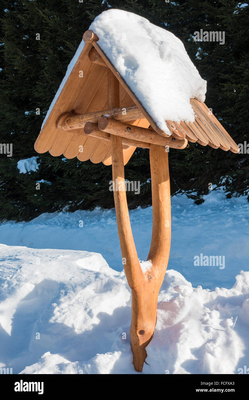 Birdhouse in winter with snow Stock Photo Alamy
