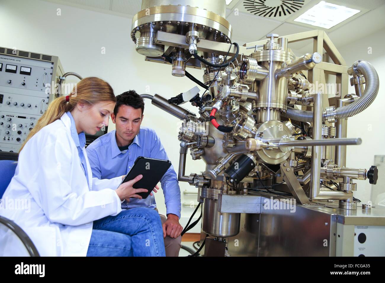 Researchers. Surface spectrometer, Photoelectron spectroscopy, Auger