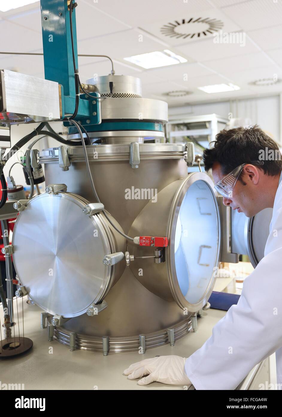 Vacuum chamber microwave plasma hires stock photography and images Alamy