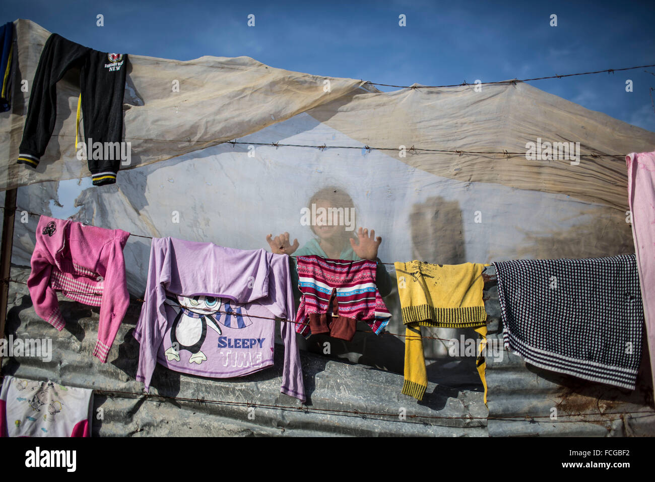 Gaza, Gaza Strip. 22nd Jan, 2016. The shadows of a Palestinian girl is seen from her family's tent in a poverty-stricken area of Beit Hanun town, in the northern Gaza Strip, on Jan 22, 2016. © Wissam Nassar/Xinhua/Alamy Live News Stock Photo