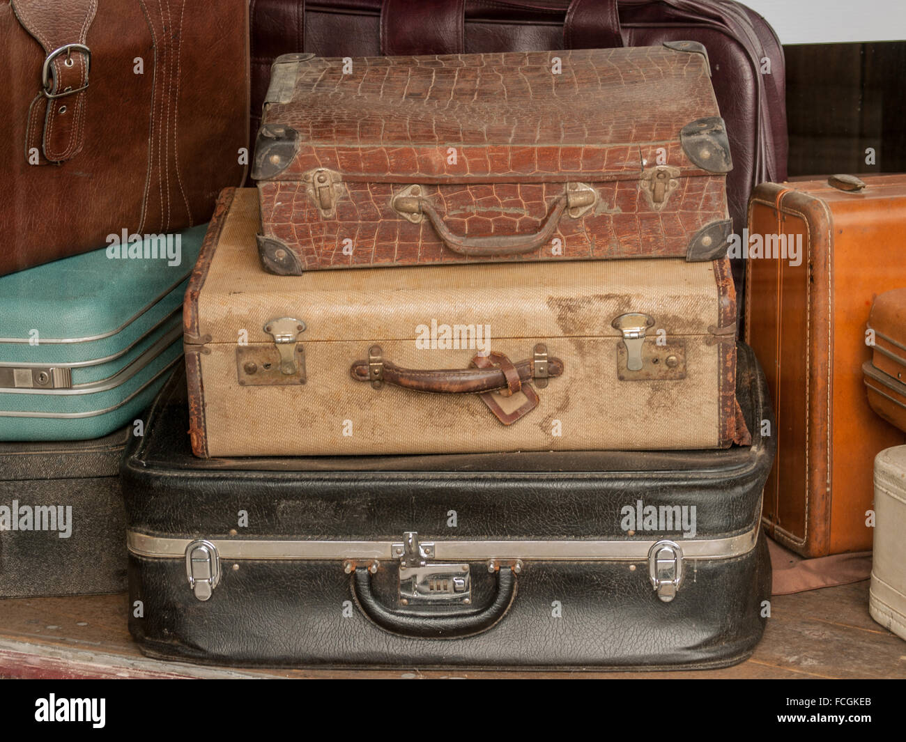 Vintage suitcases stacked hi-res stock photography and images - Alamy