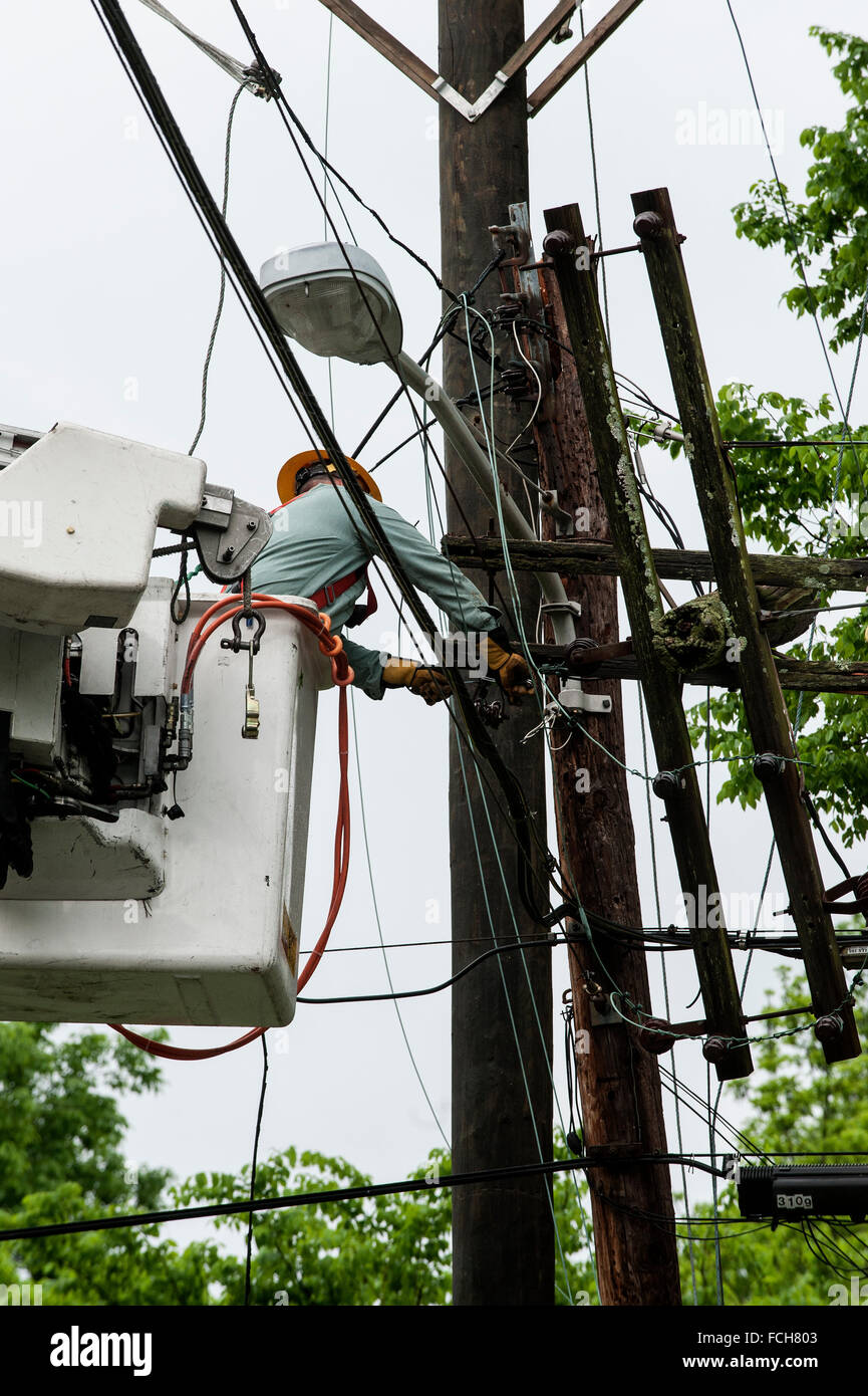 Electric Pole Repair High Resolution Stock Photography and Images Alamy